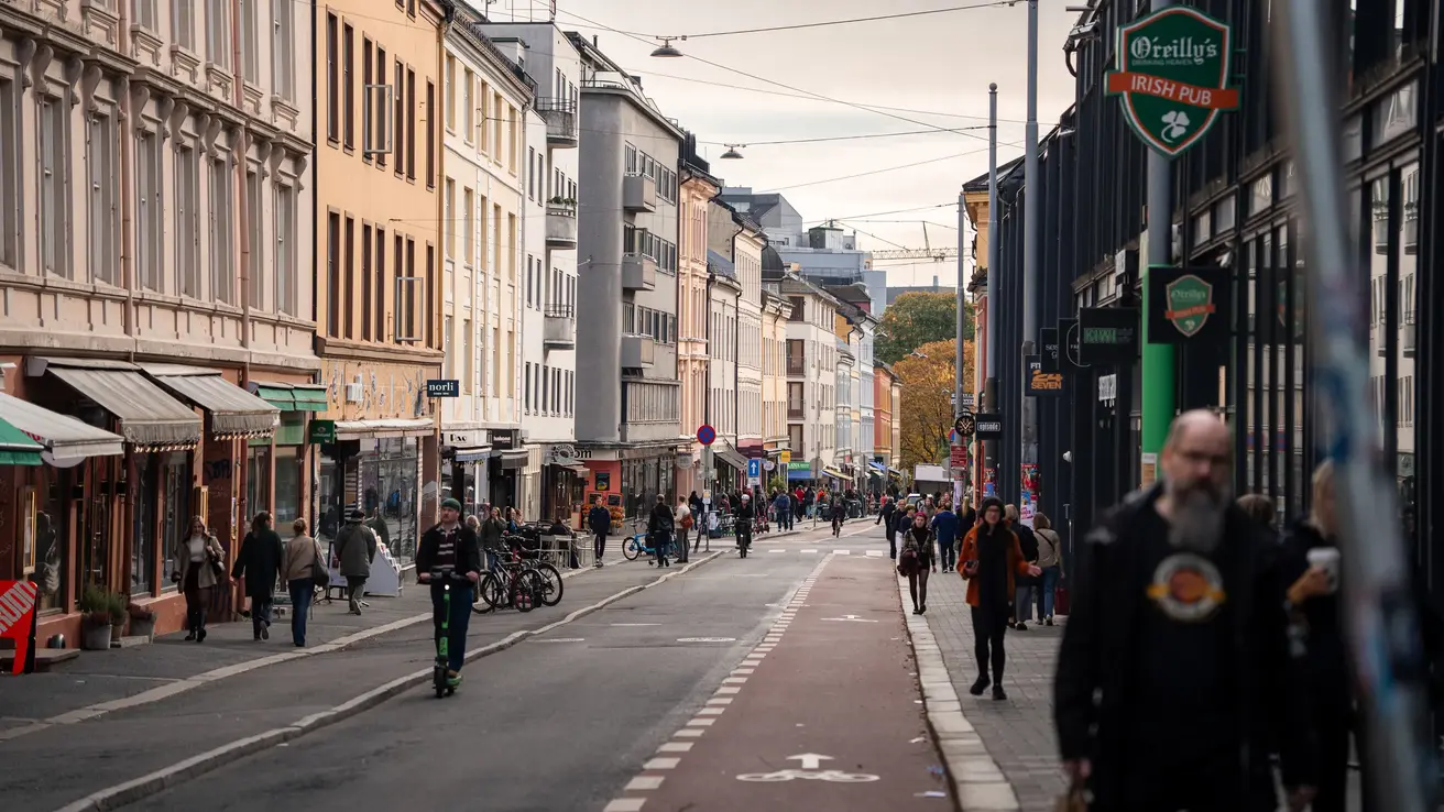 Gate med mennesker på Grunerløkka.