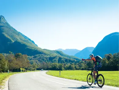 Syklist i fjellandskap