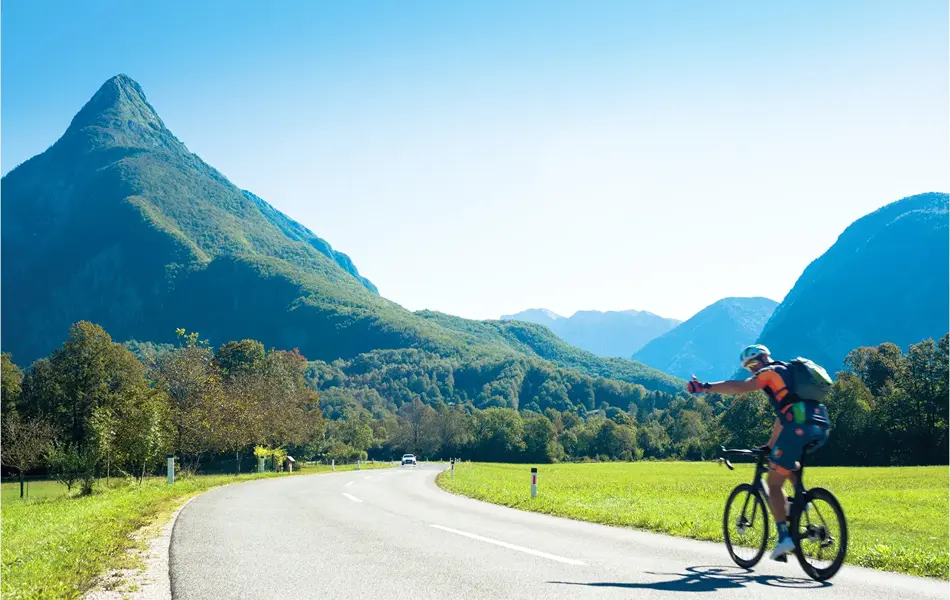 Syklist i fjellandskap