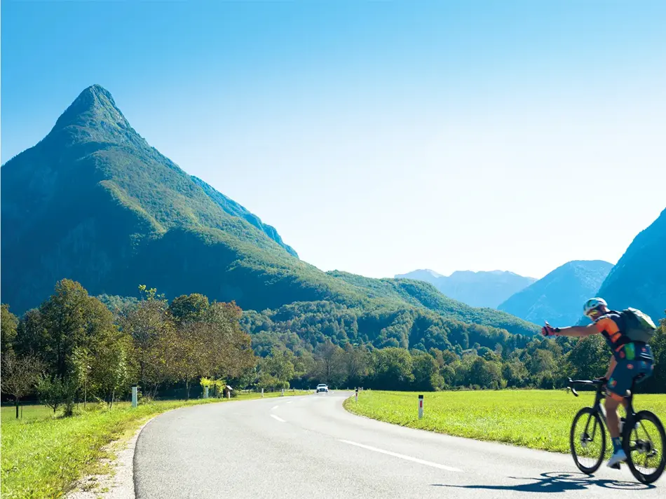 Syklist i fjellandskap