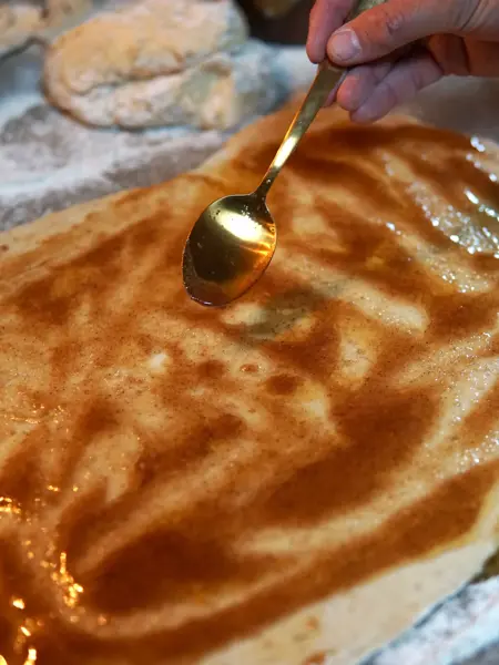 fyllet spres på deigen med en skje