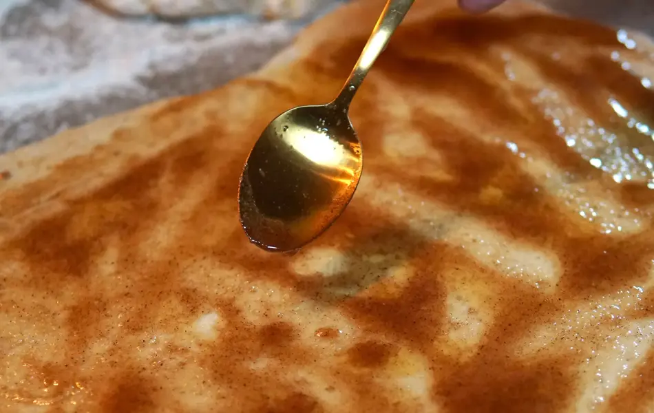 fyllet spres på deigen med en skje