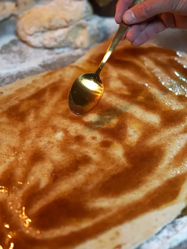 fyllet spres på deigen med en skje