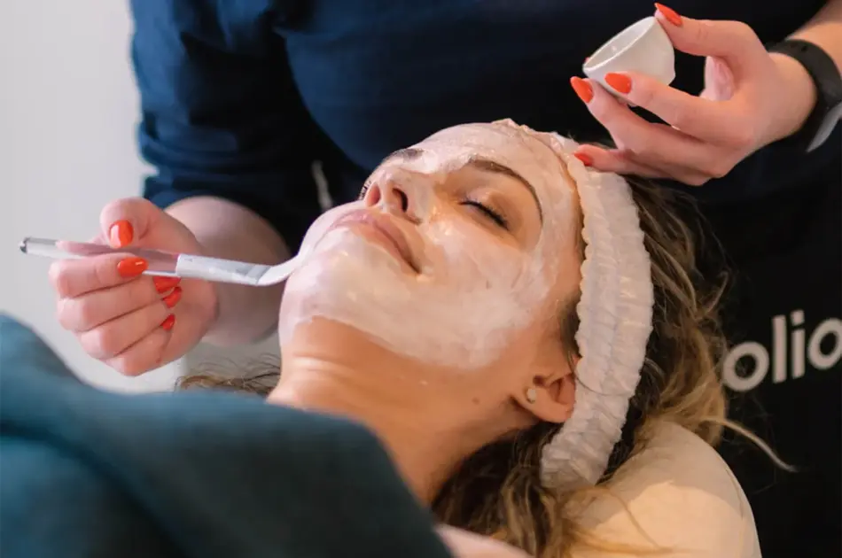 Dame som får ansiktsbehandling