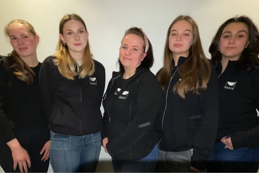 5 jenter ansatte hos Kitch`n