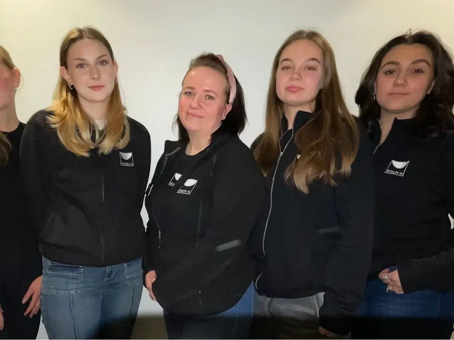 5 jenter ansatte hos Kitch`n