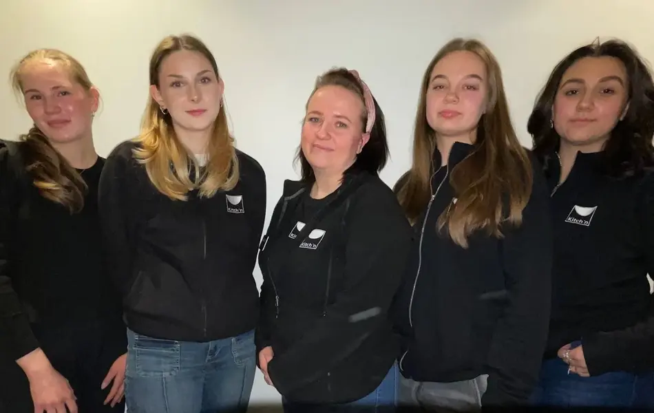5 jenter ansatte hos Kitch`n