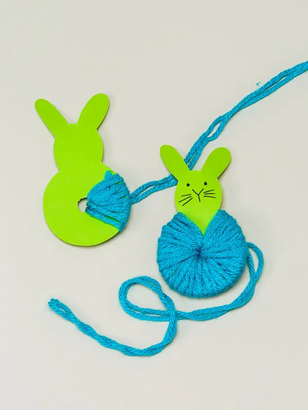 To grønne kaniner av papir og garn