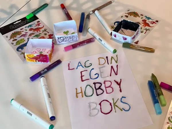 Tusjer og ark ligger på et bord