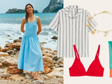 Dame i blå kjole på stranden, stripete linskjorte, armbånd med anheng, rød bikinitopp og solkrem.