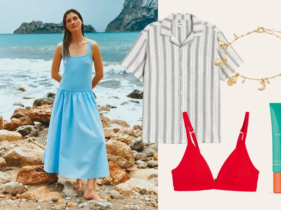 Dame i blå kjole på stranden, stripete linskjorte, armbånd med anheng, rød bikinitopp og solkrem.