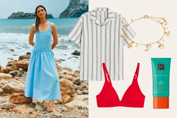 Dame i blå kjole på stranden, stripete linskjorte, armbånd med anheng, rød bikinitopp og solkrem.