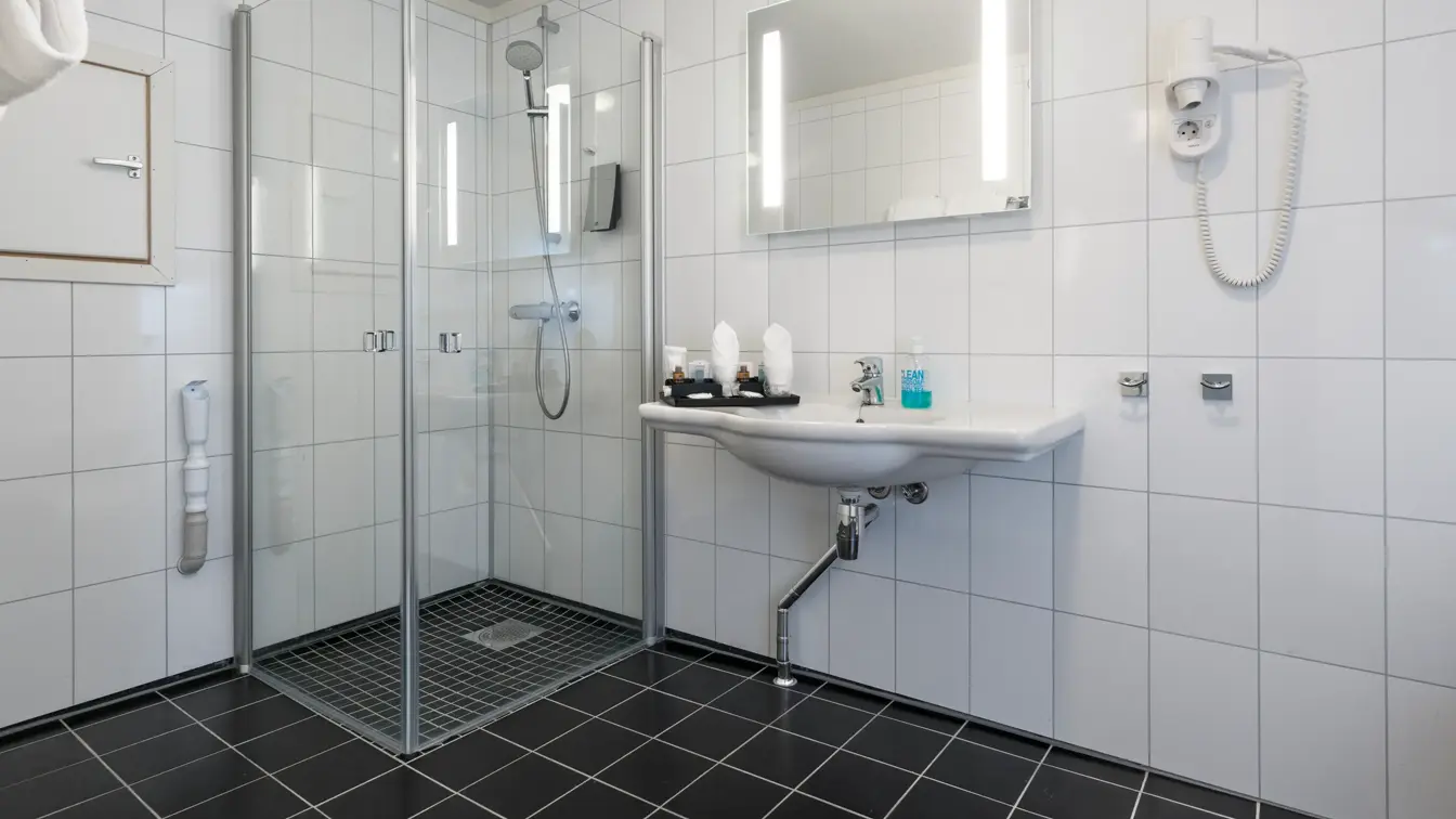 Bad med dusj og toalettartikler i suite på Thon Hotel Hallingdal