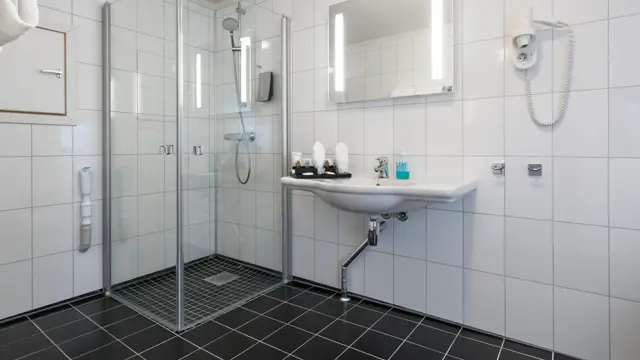 Bad med dusj og toalettartikler i suite på Thon Hotel Hallingdal
