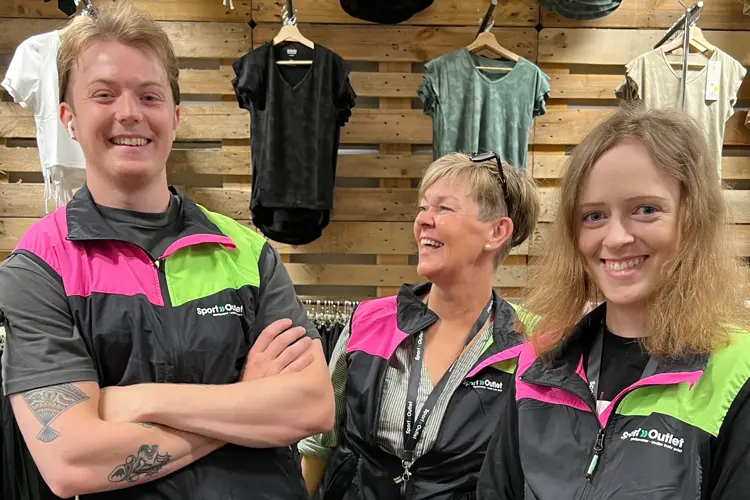 Her er noen av de smilende ansiktene som møter deg i den nye butikken på Madla.