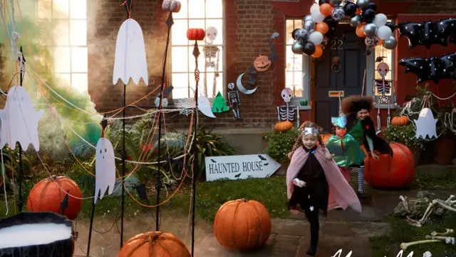 Jente løper med halloween kostyme