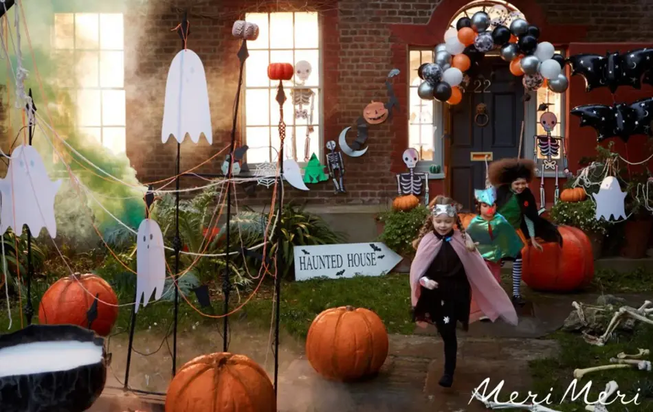 Jente løper med halloween kostyme