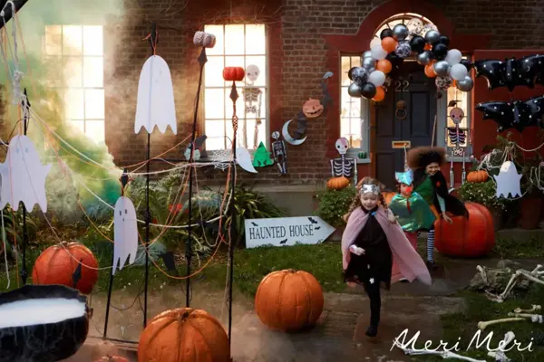 Jente løper med halloween kostyme