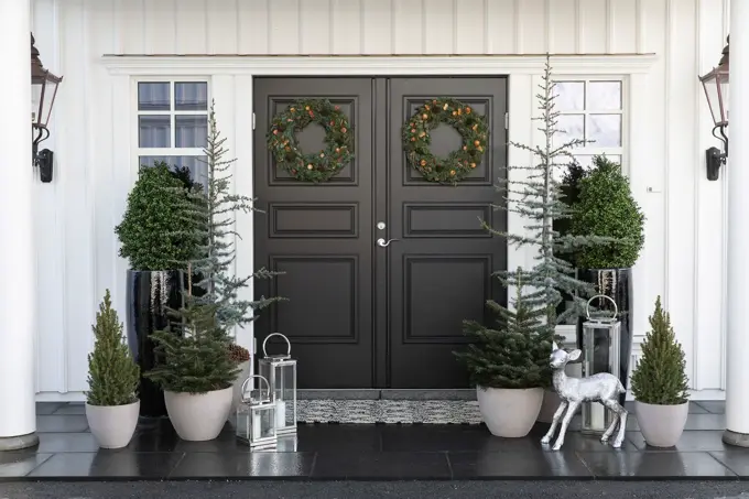 Inngangsparti med vintergrønt