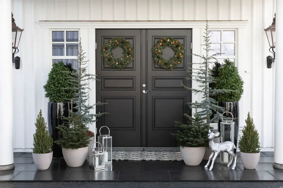 Inngangsparti med vintergrønt