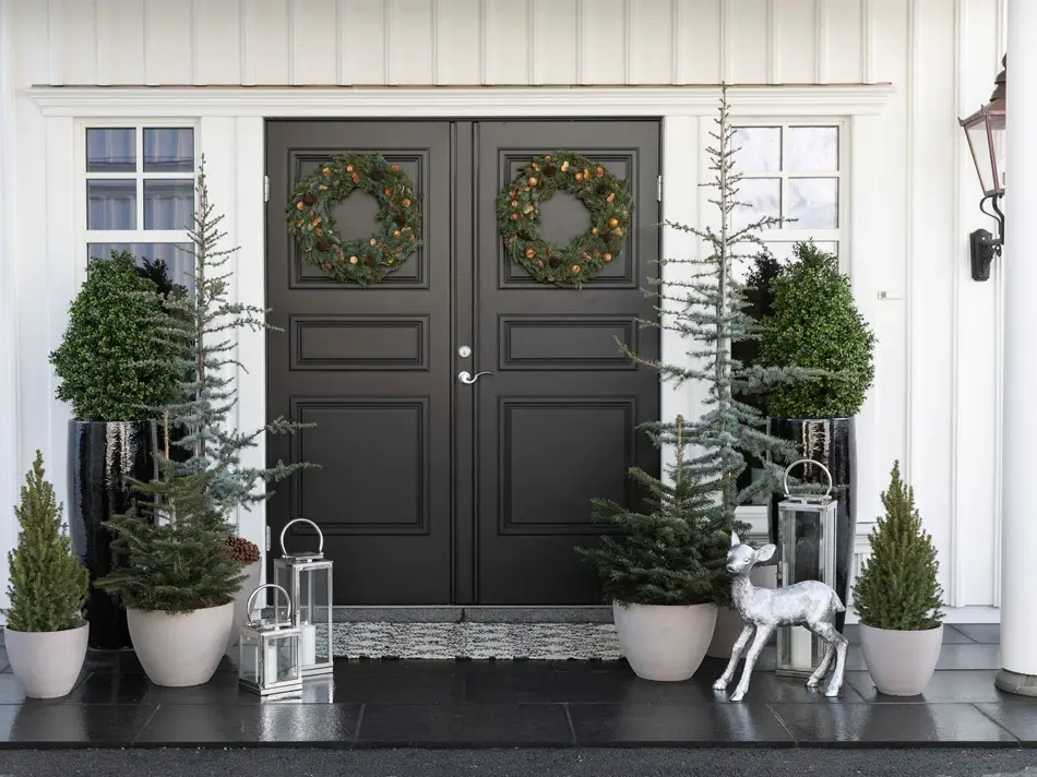 Inngangsparti med vintergrønt