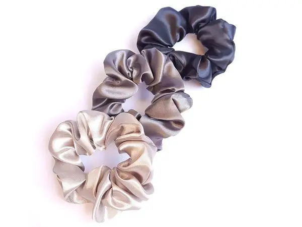 Tre scrunchies i sølv- og blåtoner