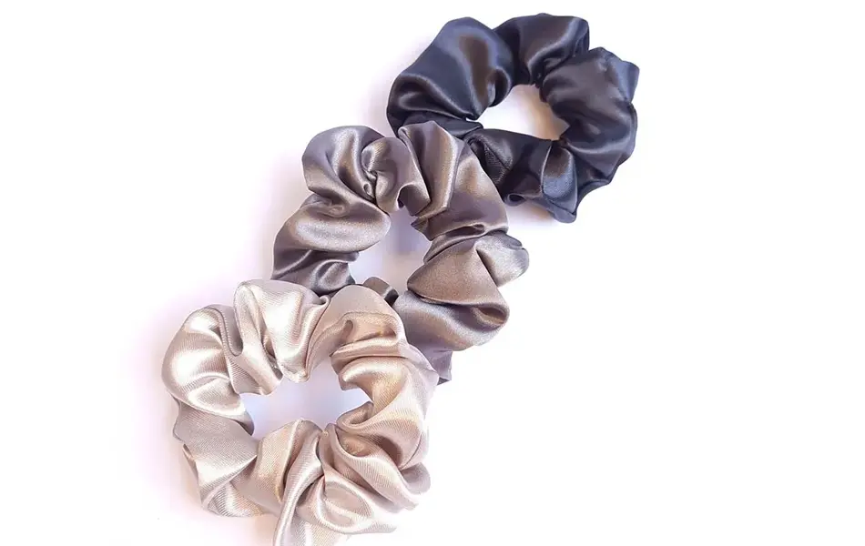 Tre scrunchies i sølv- og blåtoner