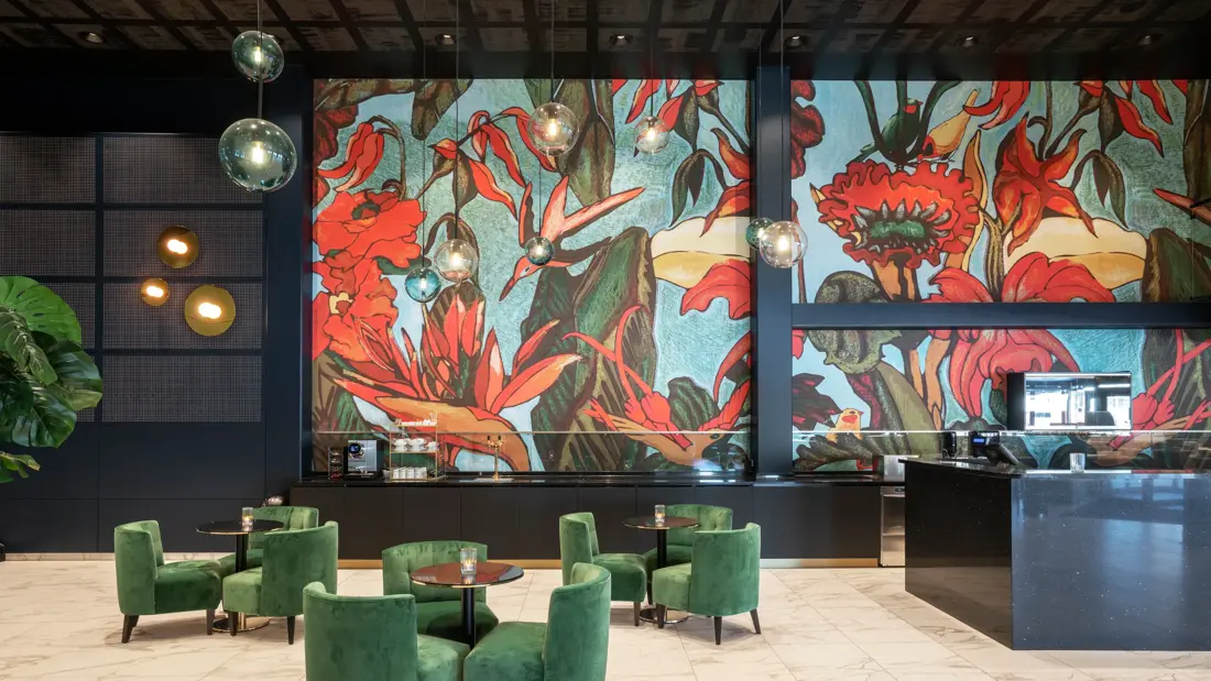 Tapetvegg, salongbord, grønne lenestoler, bardisk 