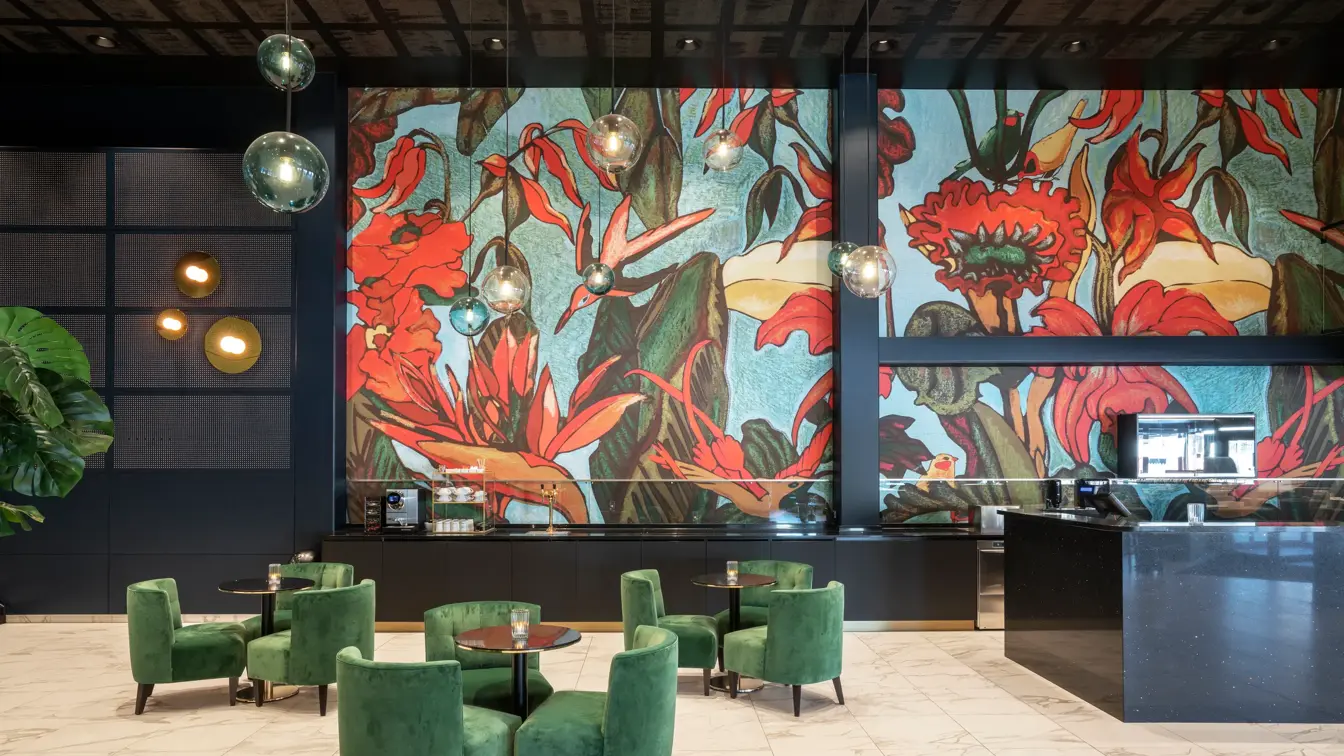 Tapetvegg, salongbord, grønne lenestoler, bardisk 