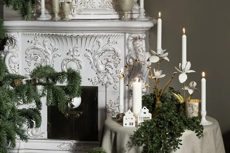 Grønne og jordnæretoner, kongler, trær og grener - pynt hjemmet til jul med elementer fra skogen.