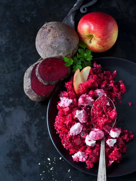 Tallerken med rødbetesalat og geitost