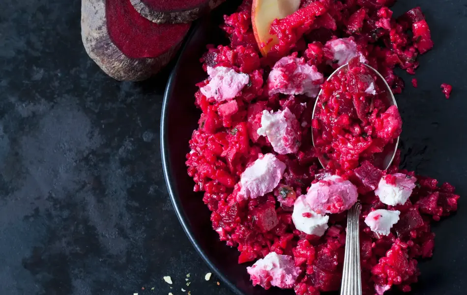 Tallerken med rødbetesalat og geitost