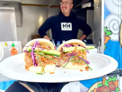Baobuns på fat foran streetfood vogn