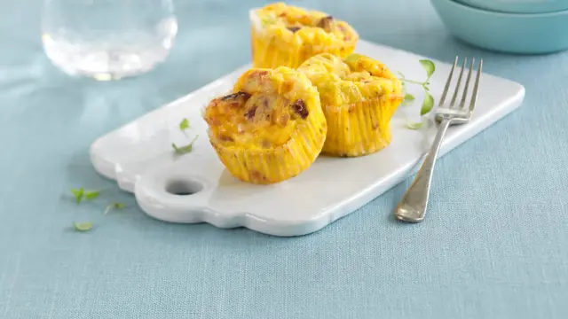 Tre eggemuffins på hvitt fat