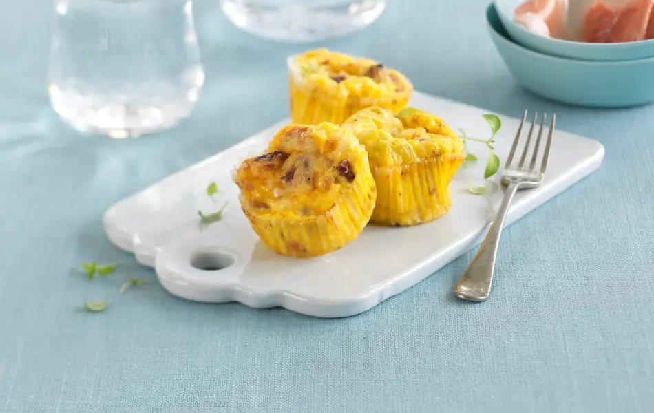 Tre eggemuffins på hvitt fat