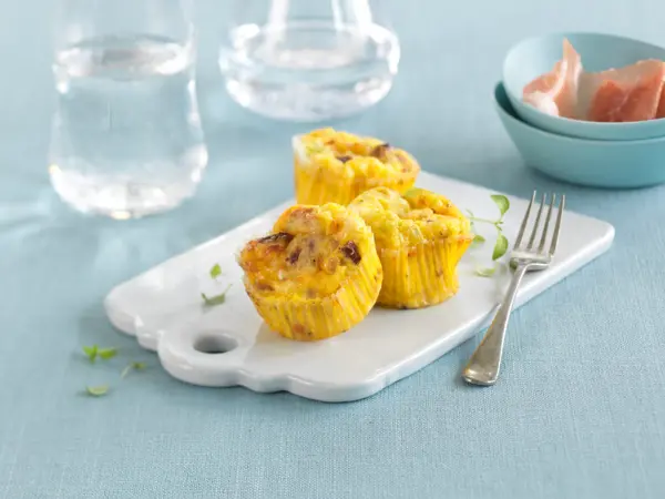 Tre eggemuffins på hvitt fat