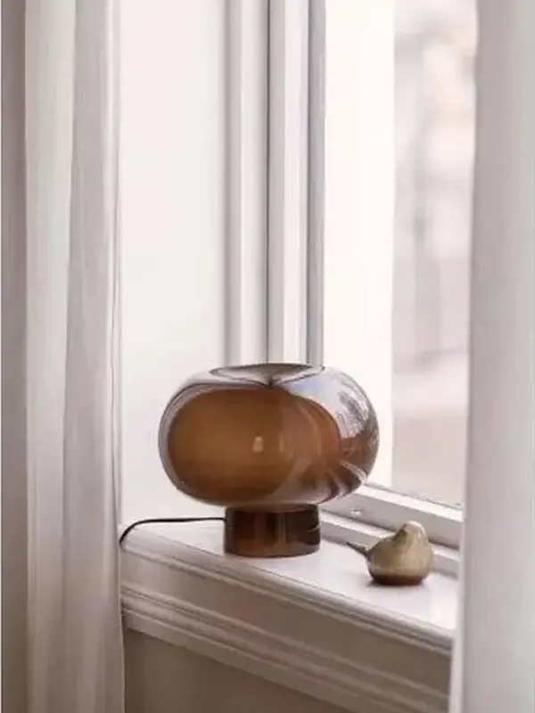 Lampe i en vinduskarm