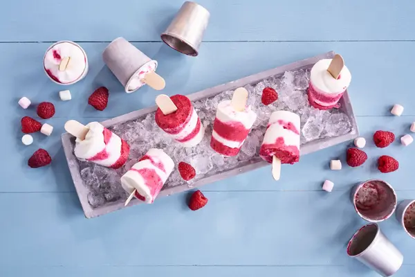 Yoghurtis med bringebær