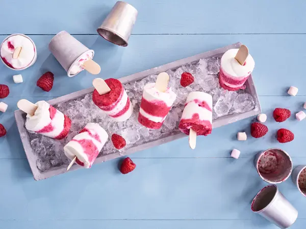 Yoghurtis med bringebær