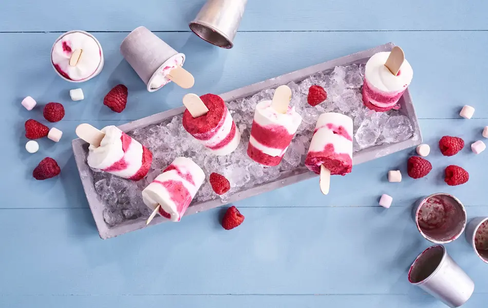 Yoghurtis med bringebær