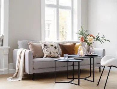 Sofa med puter og tildekket stuebord