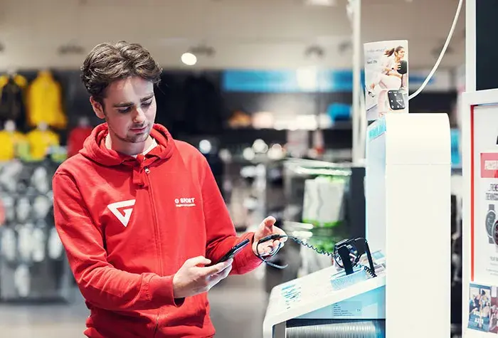 Mann som holder pulsklokke