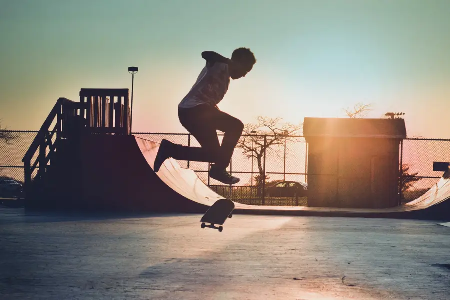 Mann skater på skateboard i skatepark
