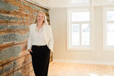 Lene Kristoffersen står i et av rommene i Svensgården.