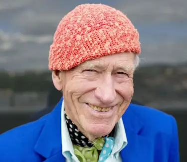 Et fotografi av Olav Thon, med sin signatur-lue på