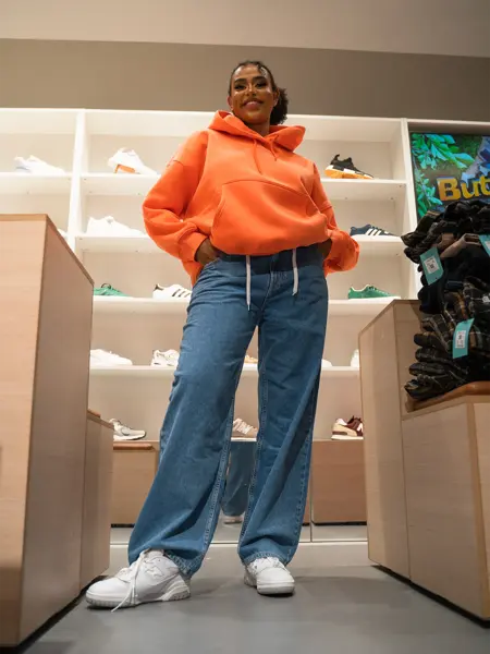 Dame med outfit fra Junkyard