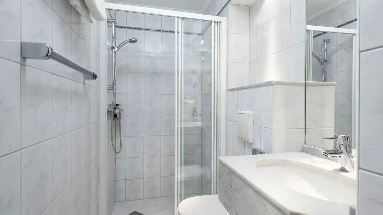 Bad med dusj, vask og toalett på Standard singelrom på Hotel Bristol i Oslo sentrum