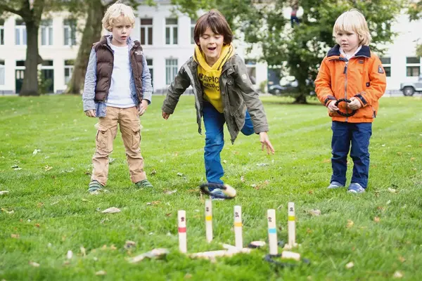 Barn som leker ringspill