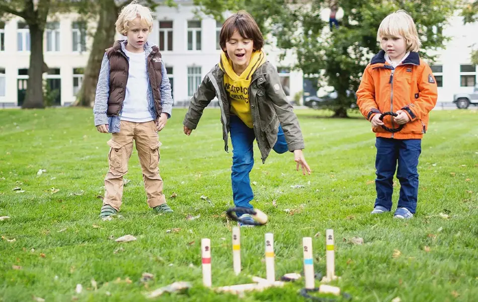 Barn som leker ringspill