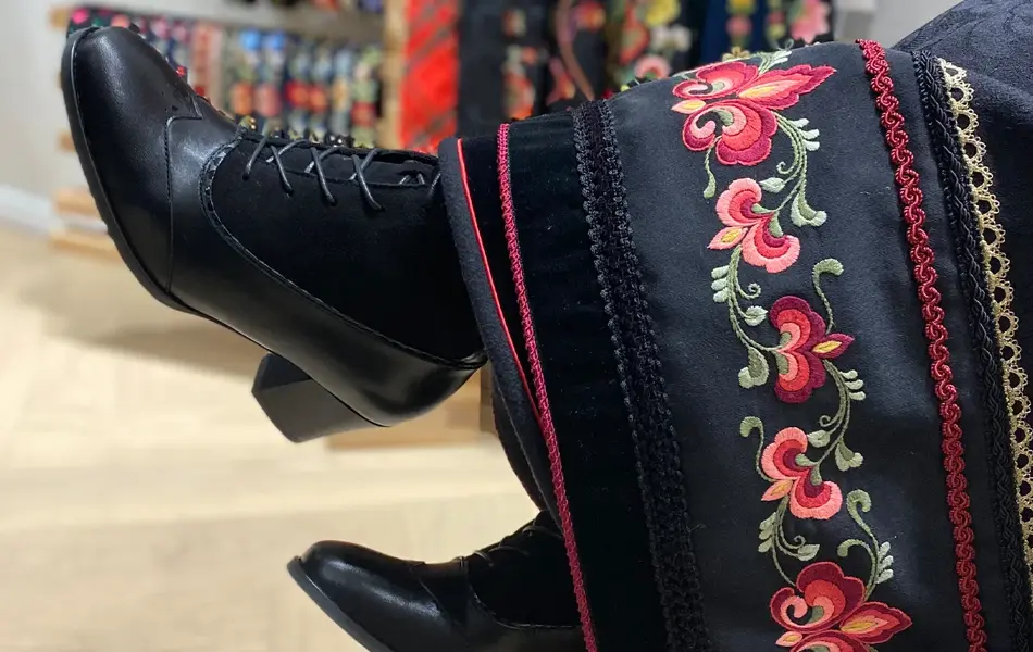 Bunadsko og skjørtet på en bunad